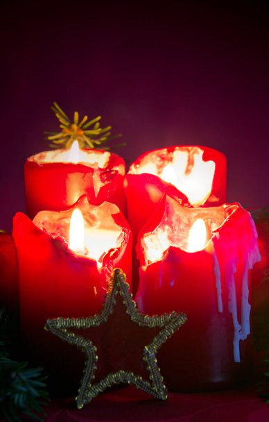 Quattro candele rosse ardenti dell'Avvento e decorazione. . Sfondo di Natale. - Foto, immagini