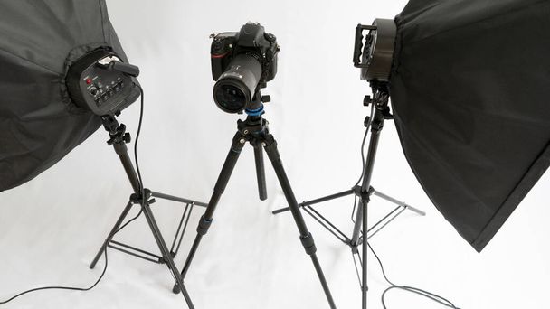 三脚にドルカメラ2つの柔らかいボックスを配線します。撮影スタジオセット - 写真・画像