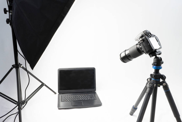 macro de prise de vue avec caméra dslr. ordinateur portable en fond blanc studio - Photo, image