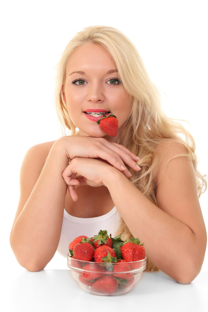 イチゴと美しい若いブロンドの女性 - 写真・画像