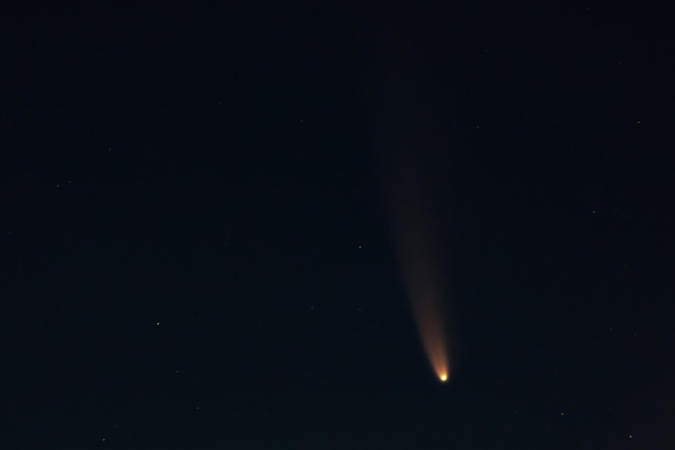 Üstökös NEOWISE C / 2020 F3 fényképezte egy 500 mm fókusztávolságú távcsővel július 13.2020. az északi féltekéről, Európa. - Fotó, kép
