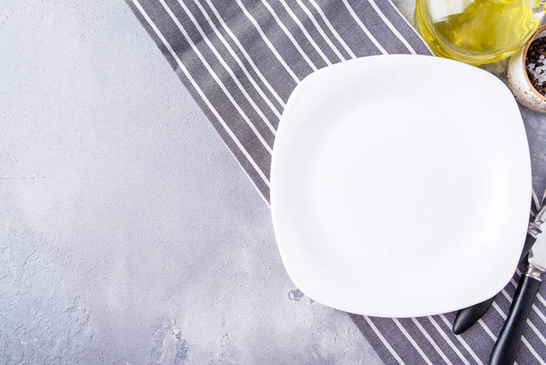 Üres fehér tányér villával és késsel tálalva. Első látásra. Fénymásolási hely - Fotó, kép