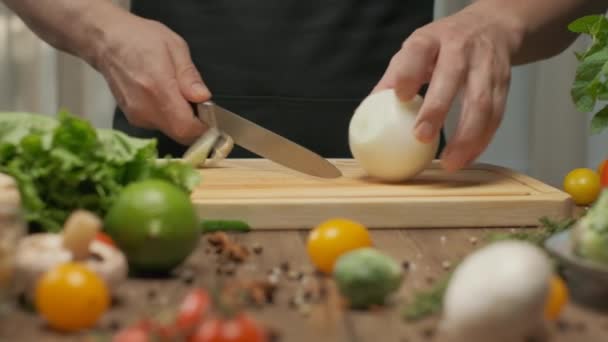 El chef profesional prepara y corta cebolla blanca. Primer plano cámara lenta - Metraje, vídeo