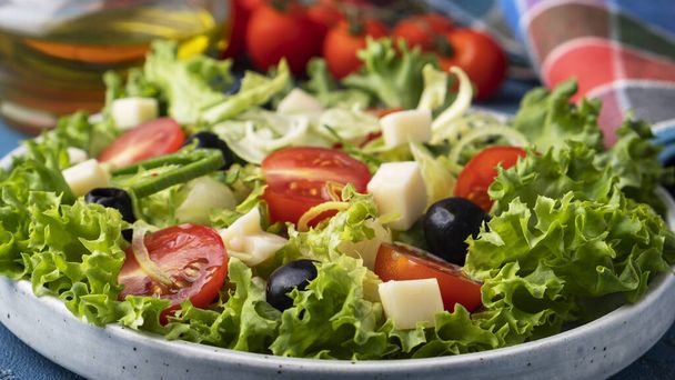 Plantaardige salade op een bord. Een close-up. Begrip gezond vegetarisch meel.  - Foto, afbeelding
