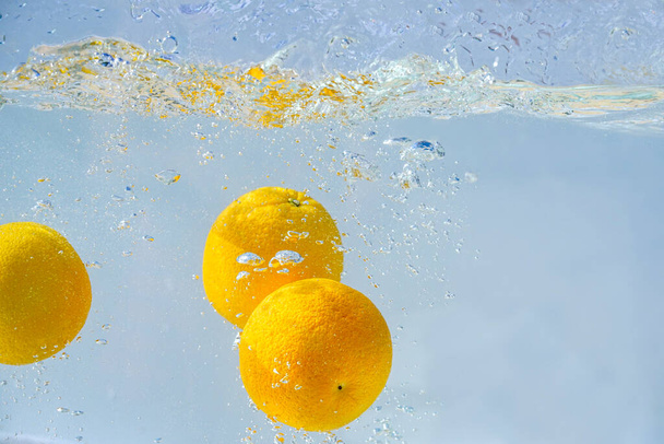 pomeranče padají do vody s bublinkami - Fotografie, Obrázek