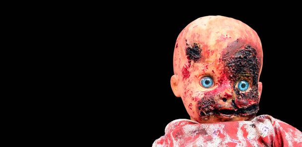 Bambola raccapricciante sanguinante concetto di Halloween, Close up dei bambini Fantasma bambola mistica, spaventoso orrore faccia bambola isolato su sfondo nero. - Foto, immagini