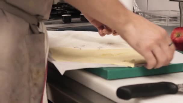 cukrář připravuje jídlo v kuchyni - Záběry, video