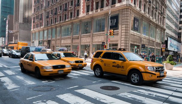 Midtown Manhattan street view with yellow taxis on the 5th avenue, New York, USA - Fotografie, Obrázek