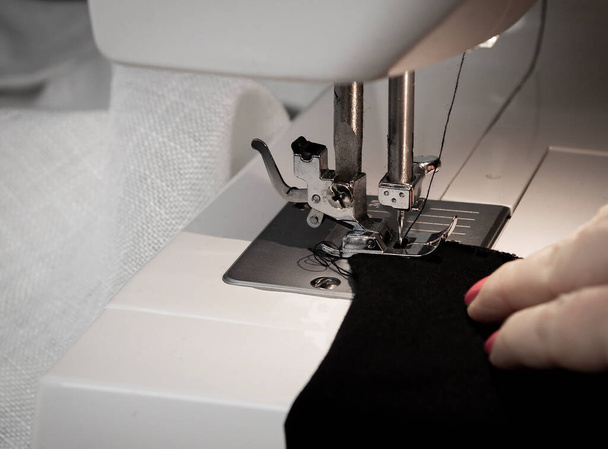 Flux de travail de couture mains couturière - Photo, image