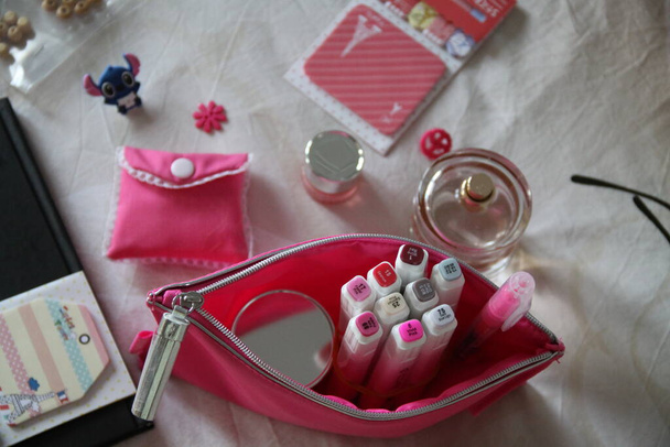 Roze accessoires en witte achtergrond - Foto, afbeelding