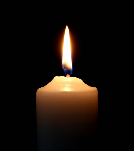 Свечи на темном фоне  - Фото, изображение