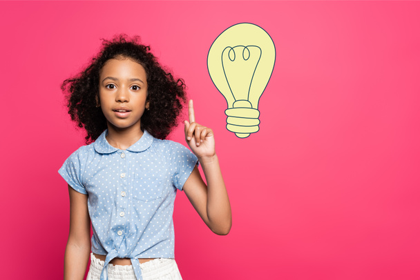 göndör afro-amerikai gyermek bemutató ötlet gesztus közelében villanykörte illusztráció rózsaszín - Fotó, kép