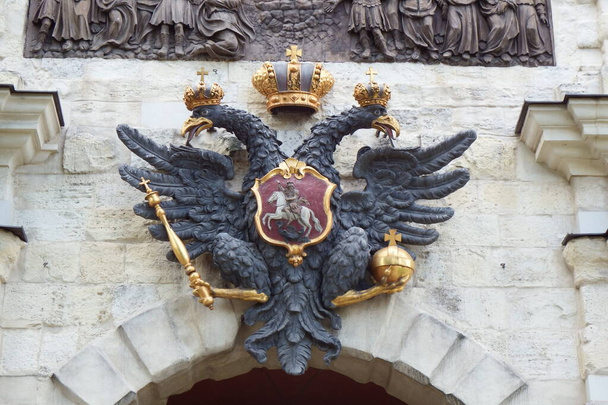 Двоголовий орел XVIII століття над входом у фортецю Петра і Павла, Санкт-Петербург. - Фото, зображення