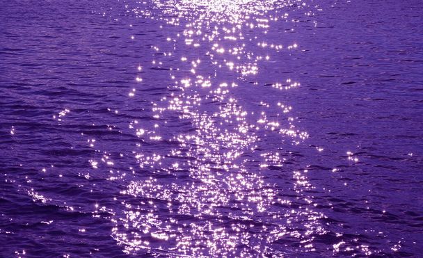 Pop-Art-Stil lila gefärbte glitzernde Wasseroberfläche mit den Meereswellen - Foto, Bild