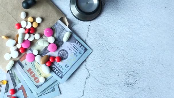 Healthcare έννοια κόστος με μας δολάριο, στηθοσκόπιο και χάπια  - Πλάνα, βίντεο