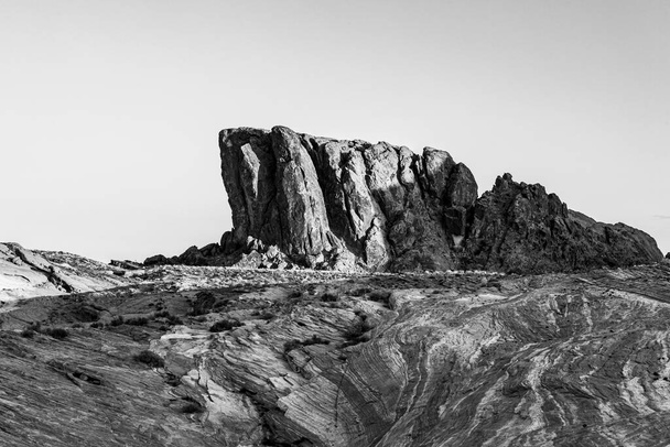 Ateş Vadisi 'nin kayaları, dağları ve kıvrımları siyah ve beyaz kurgu - Fotoğraf, Görsel