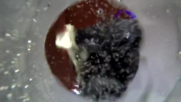 Filmación desde el interior de la taza de plástico en el joven que vierte la bebida de agua de soda clara y poner en la tapa en 4k view - Metraje, vídeo