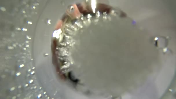 4k filmación desde el interior de la taza de plástico en el joven que vierte más burbuja bebida de agua de soda clara y poner en la tapa - Imágenes, Vídeo