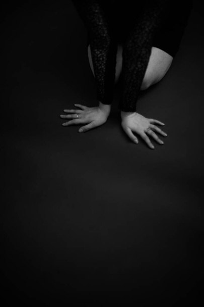 Details of body of beautiful girl, fashion and art, authentic black and white photo shoot - Foto, Bild