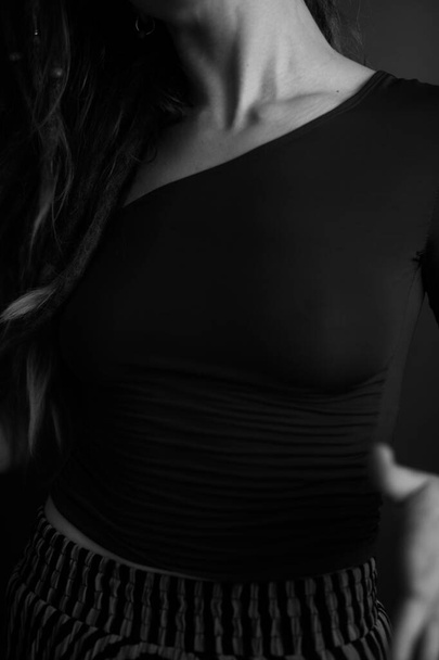 Details van het lichaam van mooi meisje, mode en kunst, authentieke zwart-wit fotoshoot - Foto, afbeelding