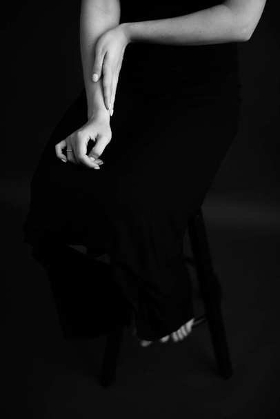 Details of body of beautiful girl, fashion and art, authentic black and white photo shoot - Foto, Imagen