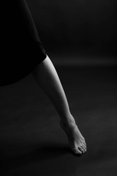 Details of body of beautiful girl, fashion and art, authentic black and white photo shoot - Valokuva, kuva