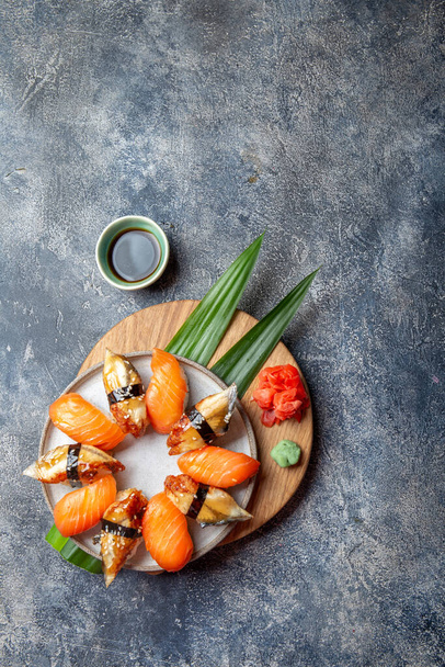 Sushi i bułki ustawia japońskie jedzenie. widok z góry szary tło - Zdjęcie, obraz