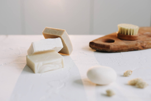 Zero waste kitchen accessories, natural organic soap. Concept of plastic free and eco friendly products in household, top view - Foto, afbeelding
