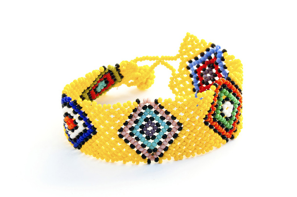 farbenfrohes gewebtes Zulu Armband mit Perlen auf weißem Grund - Foto, Bild