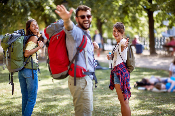 Young tourists posing in a park on a beautiful weather - Fotoğraf, Görsel