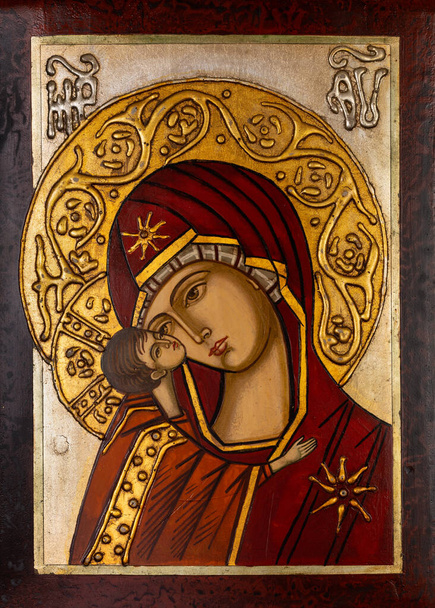 Icono pintado en el estilo bizantino u ortodoxo que representa a la Virgen María y Jesús. - Foto, imagen
