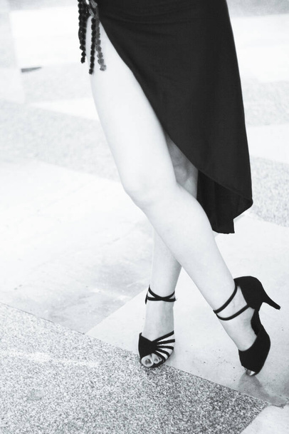 Seksi kadın tango dansçısı bacakları - Fotoğraf, Görsel