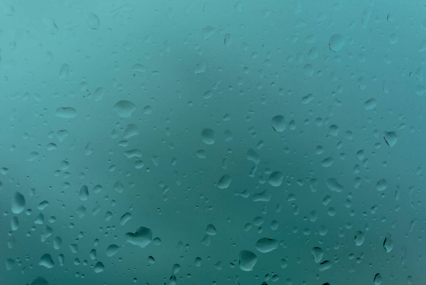 Gotas de lluvia en el cristal de la ventana, fondo natural de temporada de lluvias. - Foto, Imagen