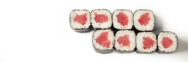 Sushi roll with tuna on a white plate, classic Japanese sushi. Traditional Japanese food with maki Delicious pieces of sushi For the restaurant menu. copyspace - Φωτογραφία, εικόνα