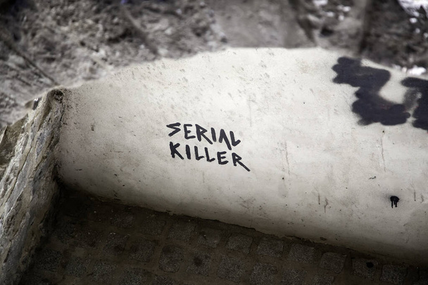 Simbolo del serial killer scritto sul muro, crimine e omicidio - Foto, immagini