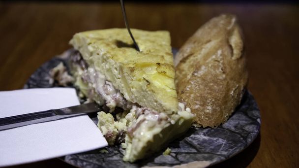 Spaanse ham en aardappelomelet in cafetaria, eten en tapas - Foto, afbeelding