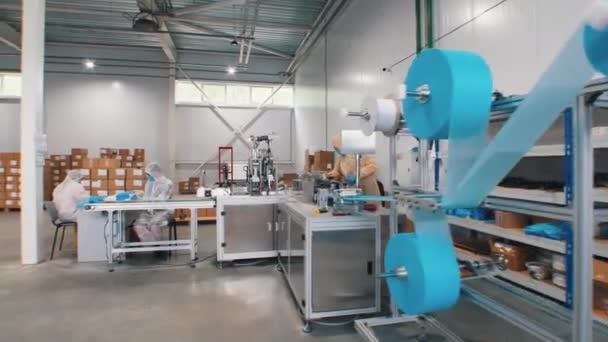 Industriële productie van blauwe beschermende medische maskers - Video