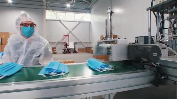 Production industrielle de masques médicaux de protection - masques sur le virage de production - Séquence, vidéo