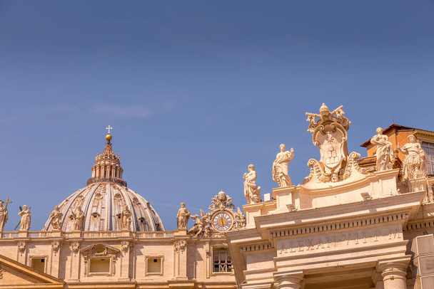 Cidade do Vaticano em Roma. Detalhe da Cúpula da Igreja de São Pedro no topo da colunata Bernini - Foto, Imagem