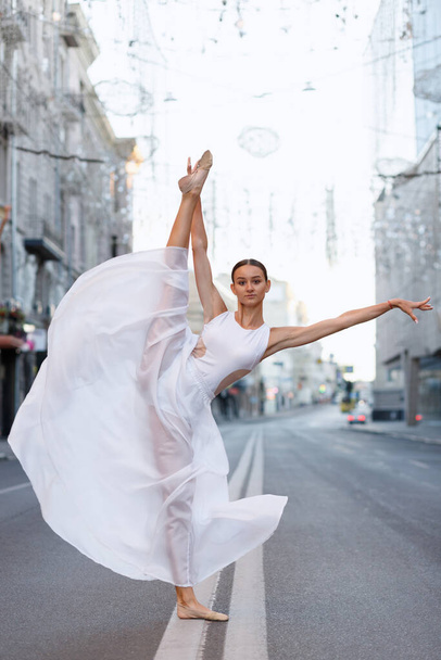 балерина танцора в пуантах в городе - Фото, изображение