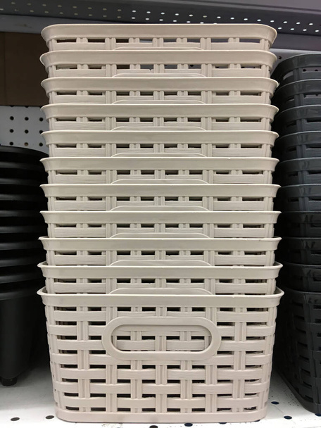 Крупним планом стек нових пластикових кошиків на полиці
 - Фото, зображення