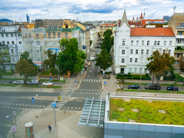 VIENNA, AUSTRIA - AUGUST 24, 2020: Вид на жваві вулиці Відня (Австрія) в літній ранок. - Фото, зображення