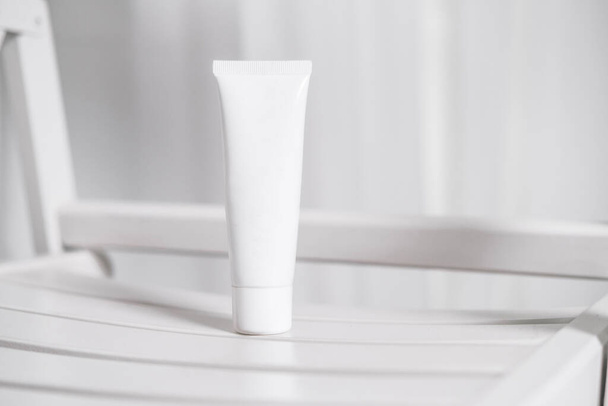 Weiße Kosmetikröhre auf weißem Hintergrund, Schönheitsprodukt, Markenpaket-Attrappe - Foto, Bild