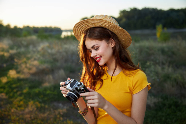 Nő nézi kamera természet életmód szabadidő - Fotó, kép