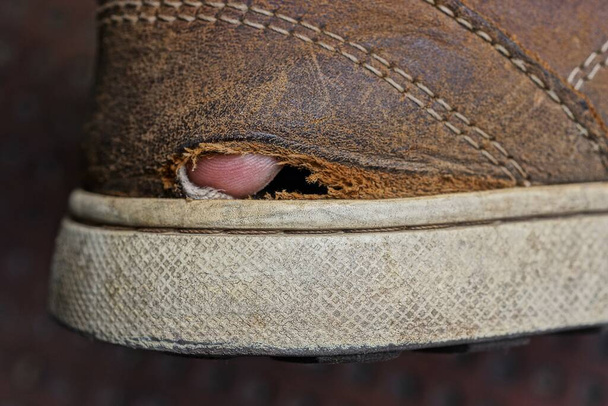 część starego brązowego skórzanego buta z otworem - Zdjęcie, obraz