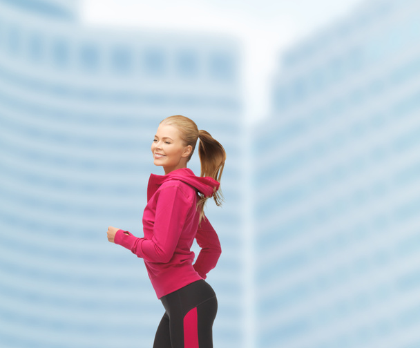 Sportos nő fut, vagy ugrás - Fotó, kép