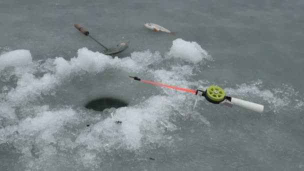Agujero de hielo para la pesca en el hielo del río en invierno
 - Imágenes, Vídeo