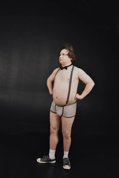 divertido chico gordo en tirantes y calzoncillos con una pajarita - Foto, Imagen