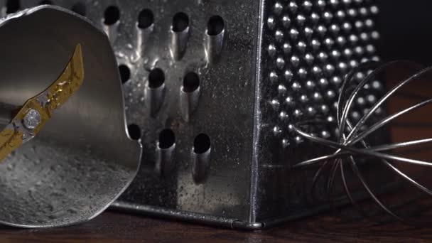 Közelkép a konyhai eszközről. Konyhai reszelő, habverő és turmixgép rögzítése. - Felvétel, videó