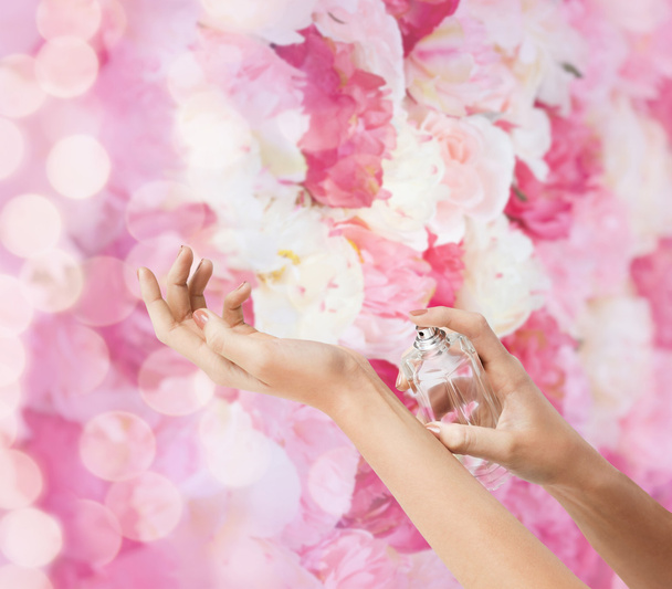 Woman hands spraying perfume - Φωτογραφία, εικόνα